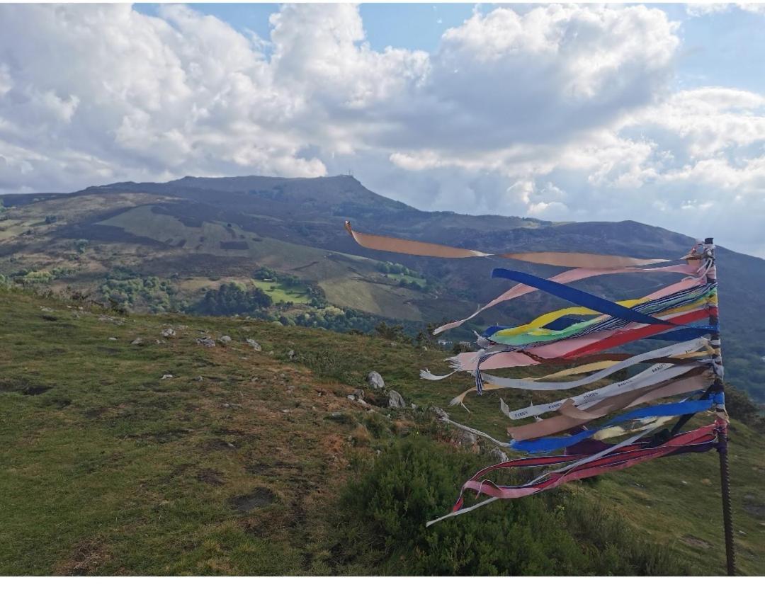 GÎTE AZKENDANTZA 2a6 PERS AVEC CARAVANE INSOLITE Ascain Exterior foto